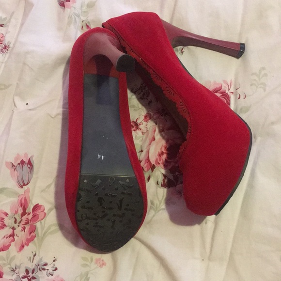 Red heels with lace detailing - Picture 4 of 4
